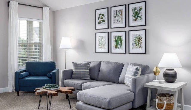 The Pondview Penthouse | King Bed | Balcony | W/D