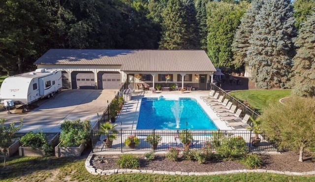 The "Pool Barn" w/Pool, Hot Tub, Billiards & more near Indiana Dunes