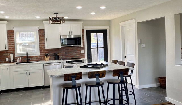 The Pool House, 3-bedroom home in Marshall, backyard inground swimming pool