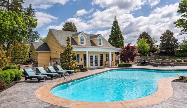 The Pool House: 30+ Day Stays & 15 mins downtown