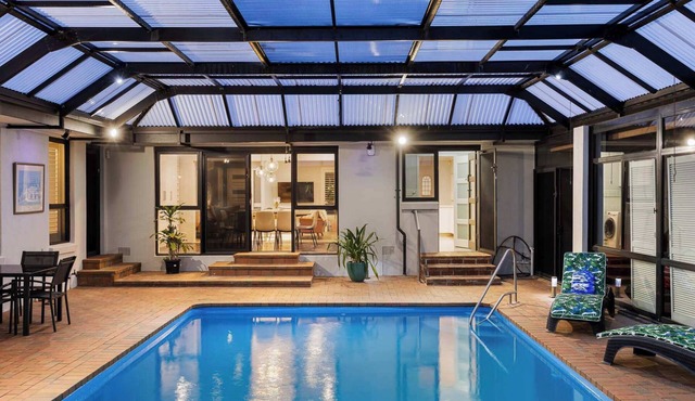 The Pool House - Heated Indoor Pool & BBQ Area