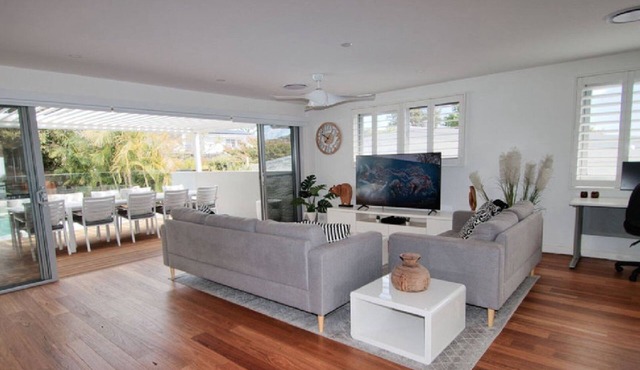 The Pool House - Light and Spacious