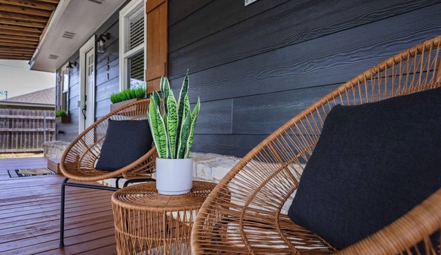 The Porch- A cozy stay just 5 mi to BU/Magnolia/Downtown