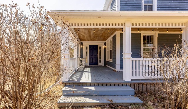 The Porch Light - 5 Bedroom Retreat with music room.