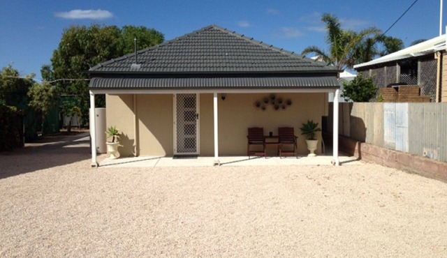 The Porthole - close to beach. Winter Off Peak Special!