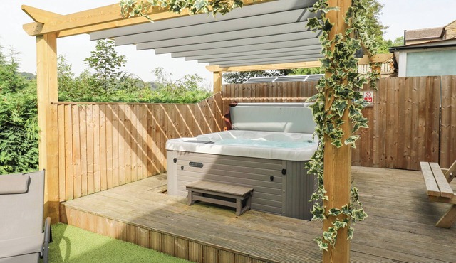 THE PORTHOLE, pet friendly, character holiday cottage in Holmfirth