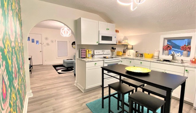 The Posh- Downtown by the square & park