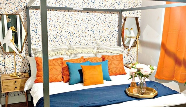 The Posh Lounge ( King Bed & Fire Place)