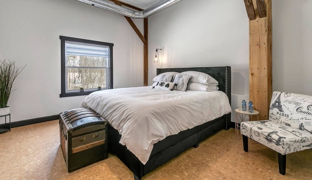 The Post and Beam Riverside Retreat, 10 Bedrooms, Sleeps 20