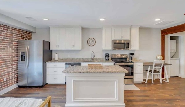 The Post Suite - above Bull & Barrel, Close to GSU