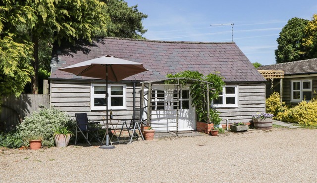 THE POTTERY, pet friendly, character holiday cottage in Urchfont