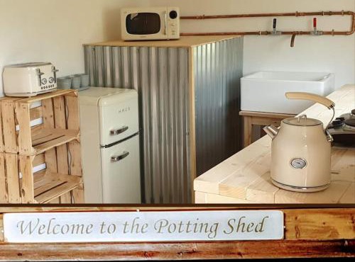The Potting Shed near Tenby, 100" Projector, Four poster bed, On-site HOT TUB access via Spa Pack