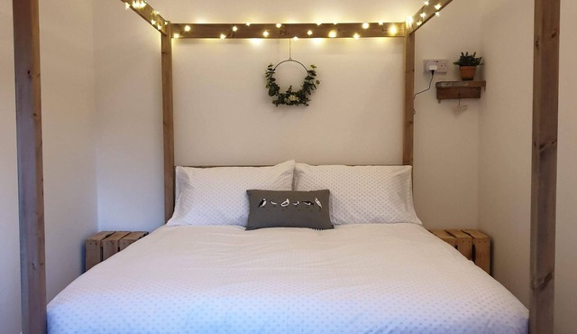 The Potting Shed nr Tenby: HotTub, 100"Projector, 4PosterBed