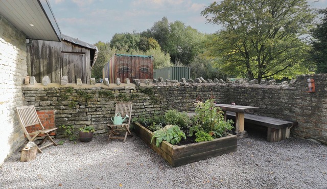 THE POTTING SHED, pet friendly, with open fire in Glastonbury