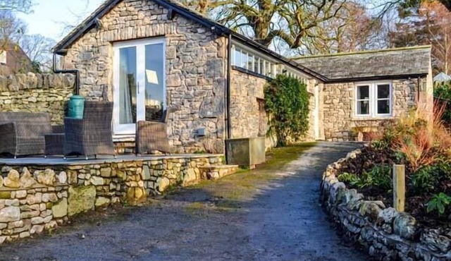 THE POTTING SHED, romantic, with a garden in Burton-In-Kendal