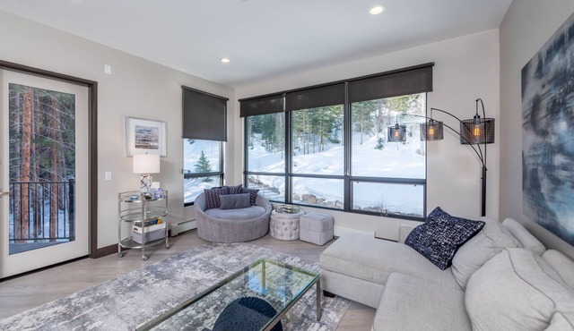 The "Powder Day" of Ski Condos! Ski-in Ski-out, Great Vibe, Chef's Kitchen + EV!