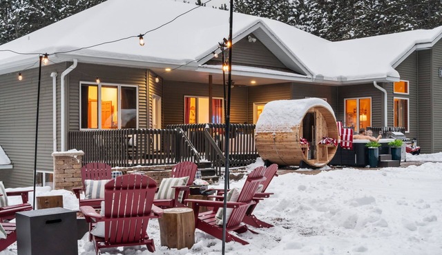 The Powder Haus: Hot Tub, Sauna, Fire Pit, Golfsim
