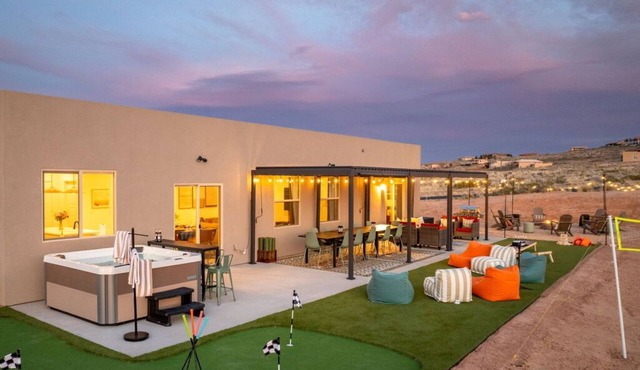 The Powell Place 5BR/Hot Tub/Fire Pit/Outdoor Movie Theater/Volleyball/Game Room