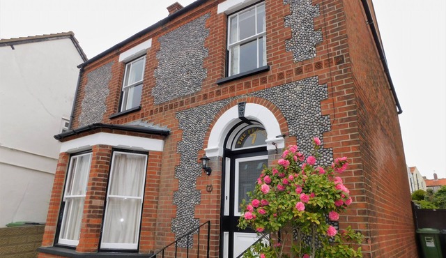 The Prairie - a deceptively spacious cottage with parking close to the beach in Sheringham