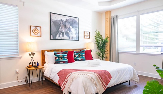 The Prairie Suite. Newly Built, Upscale, Central