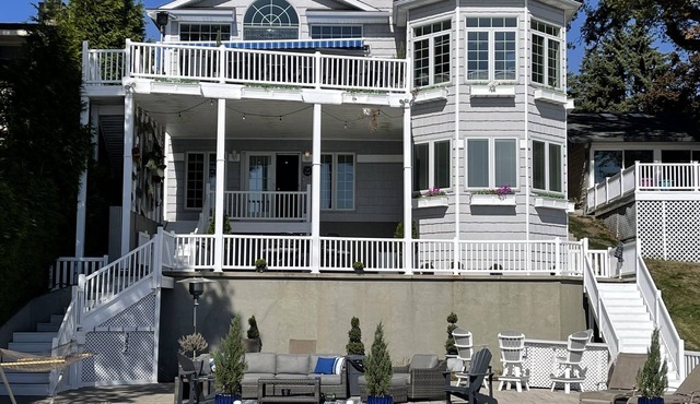 The Premier Syracuse Lake Wawasee lakefront home, sleeps 20, new furniture