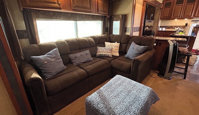 The Premier Victoria Tx RV ,No Cleaning Fee,King Bed, Sectional Couch