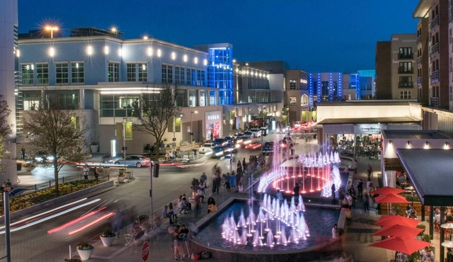 *The Premiere Stay* - Walkable to Great Venues!