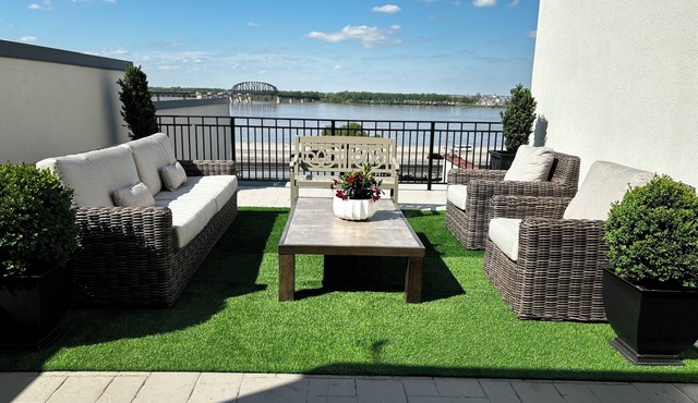 The PRES@The 713! Penthouse Suite with private rooftop patio, on Bourbon Trail!