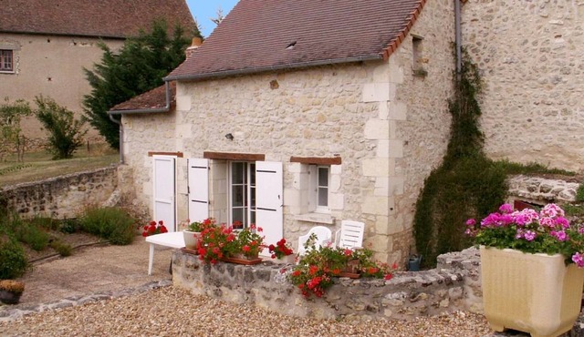 The Pressoir de Galisson: Rustic Gîte in Touraine with Garden and Wifi