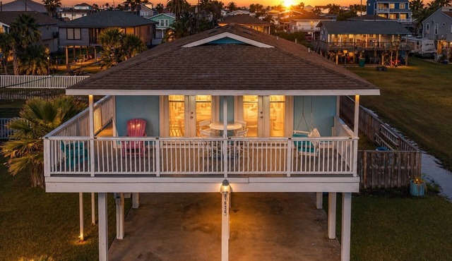 The Prettiest Palm |Kayak, Beach Toys & Cornhole | 3mins to Beach | Community Pool | Fenced Yard