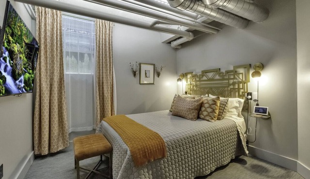 The Pretty Boy Floyd Room @ The Bank