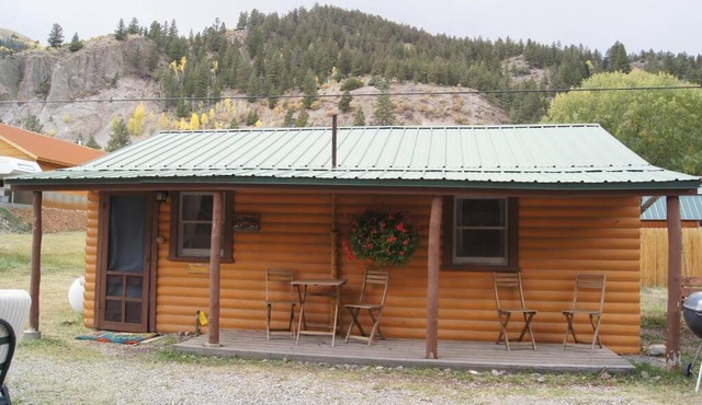 The Primrose Cabin with Mountain Views