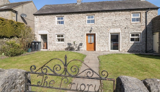 THE PRIORY, family friendly, character holiday cottage in Monyash