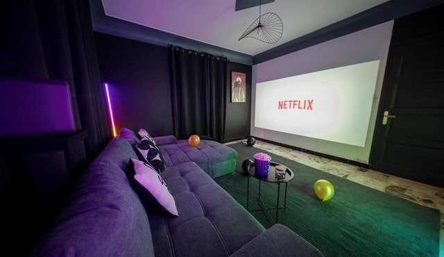 The Private Lounge – Cinema, Billiards & Garden