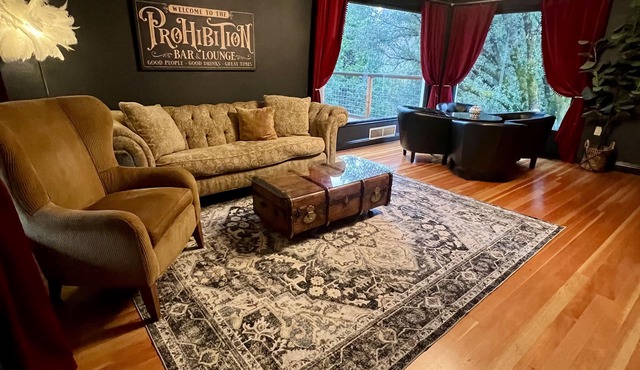 The Prohibition Hideaway- 1920s themed home! 7 min walk to downtown Nevada City