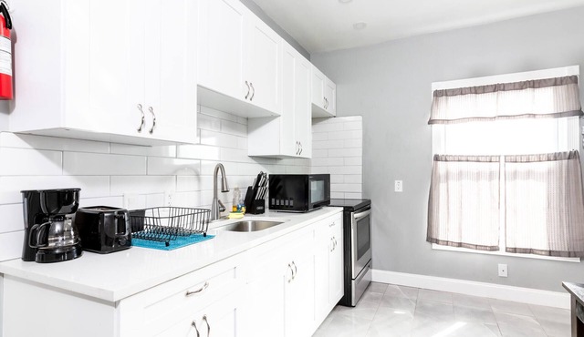 The Prospect Point-4BR, 1.5 Bath , Minutes From Falls & Casino on the US side.