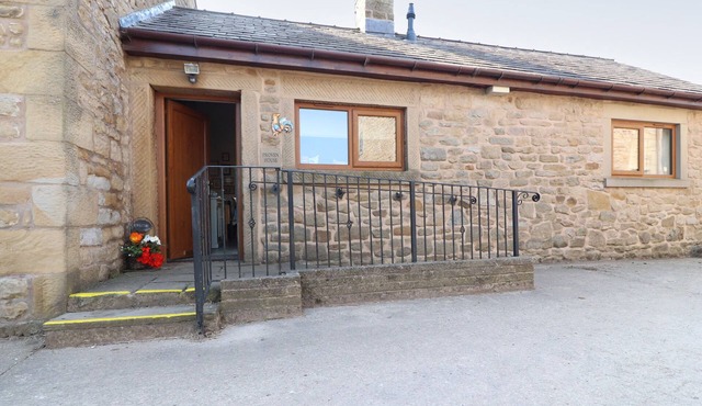 THE PROVEN HOUSE, romantic, country holiday cottage in Longridge