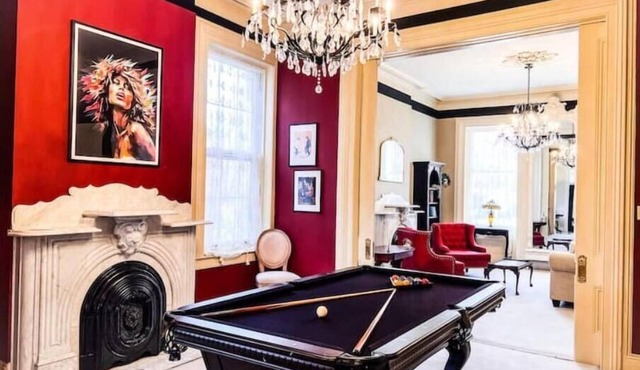 The PS House: Hot Tub, Pool Table, Walk Score 93, Historic home w modern updates