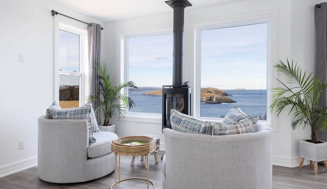 The Puffin Burrow/Luxury Suite with Salt water Hot tub & Ocean views