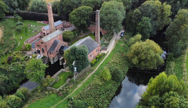 THE PUMP HOUSE FORGE, romantic, with a garden in Misterton