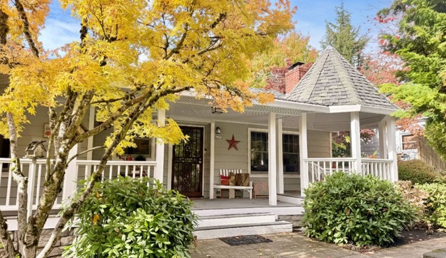 The Pumpkin House 3 Miles to Downtown Portland New Hot Tub