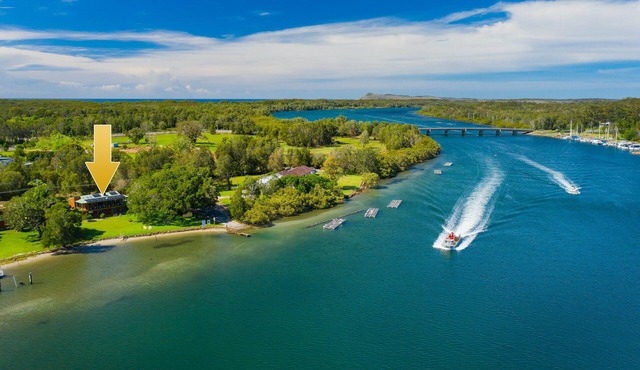 The Punt House - riverfront ramp access