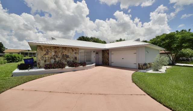 The Purple Palm House - Relaxing 2-bedroom house in Sebring with WiFi & Hot Tub