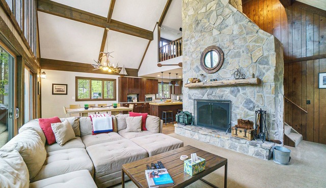 The Quack Shack - Spacious 5BR | 9 Beds | Sleeps 14 | Retreat | Game Room, Pool & Hot Tub Access