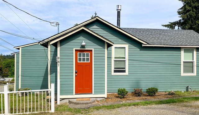 The Quacker Jack | Cozy house in Port Orchard with Gas Fireplace - dog-friendly