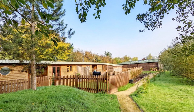 The Quail Cabin - sleeps 2 guests in 1 bedroom