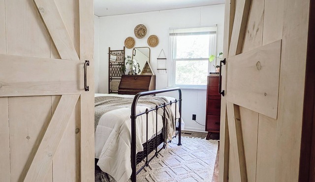 The Quaint Cottage near Louisville and popular attractions