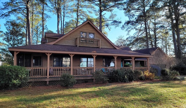 The Quarter Deck/Spacious Home with Water views!