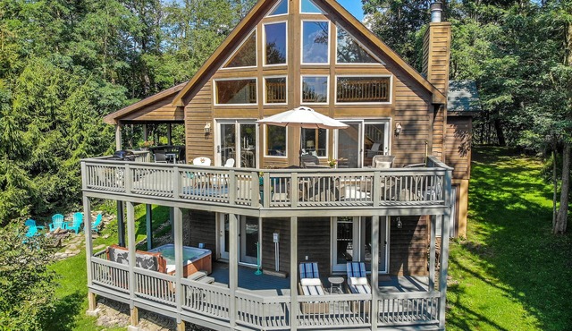 The Quarterdeck | Pet Friendly, Mountain Views!