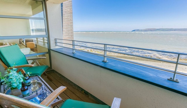 The Quay - an on the beach that sleeps 9 guests in 4 bedrooms